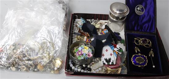 A small quantity of minor gold and costume jewellery and a silver top jar